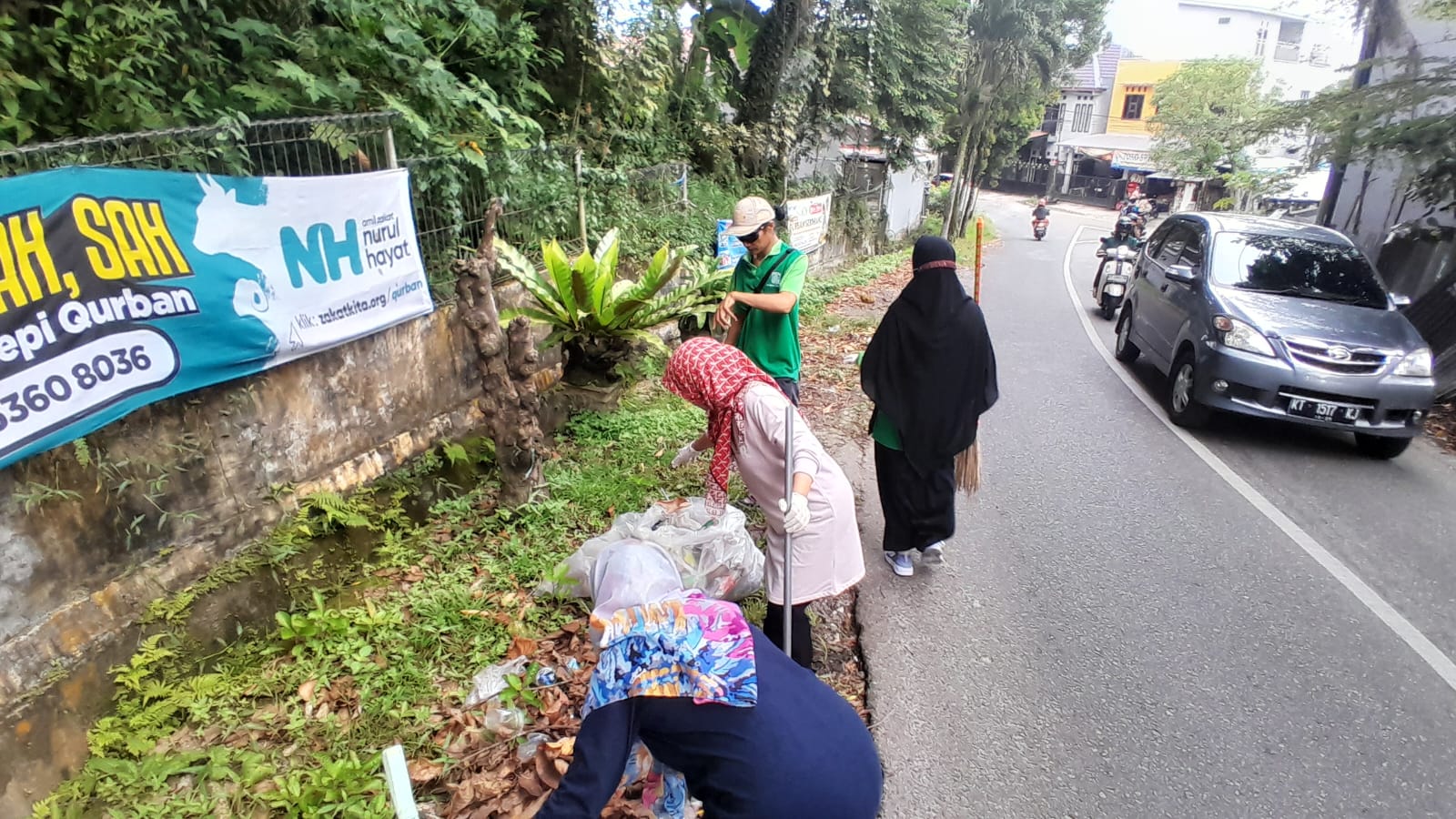 KERJA BAKTI DI LINGKUNGAN KANTOR KELURAHAN SEPINGGAN